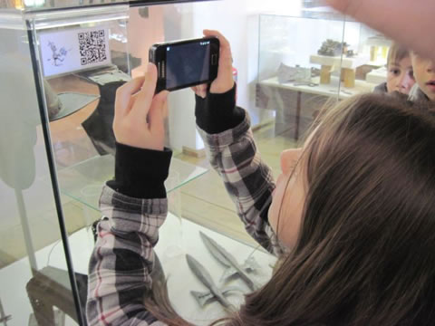 Originalfotos VolksschülerInnen beim Testen der QR-Codes